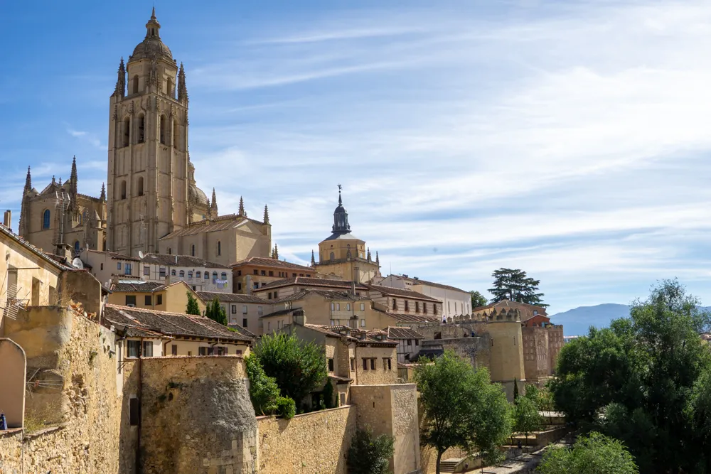 15 Segovia bezienswaardigheden die je niet mag missen | Spanje Uitzicht op de stadsmuren van Segovia