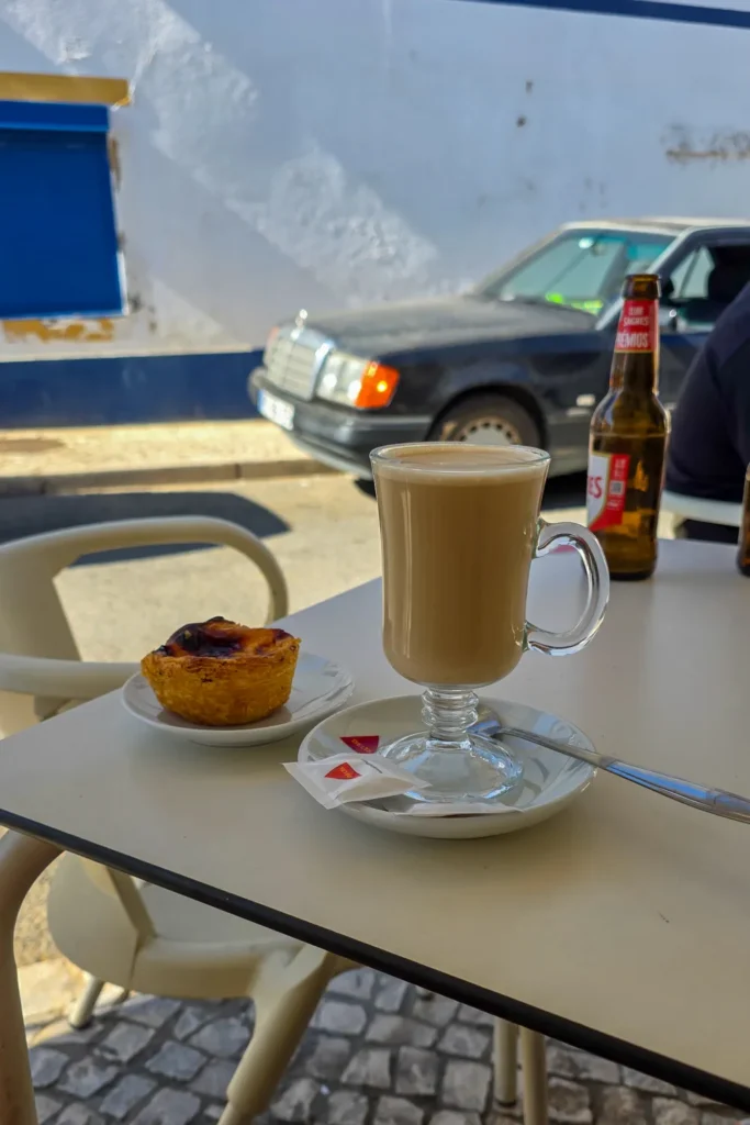 Camino Portugués #1: Alleen starten in Lissabon | Reisverslag | Camino Portugues 2025 Op het terras tussen de locals in Azinhaga