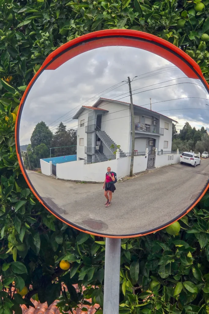 Camino Portugués #2: klimmen, zweten en genieten tussen Tomar en Coimbra | Reisverslag | Camino Portugues 2025 Selfie in een verkeersspiegel