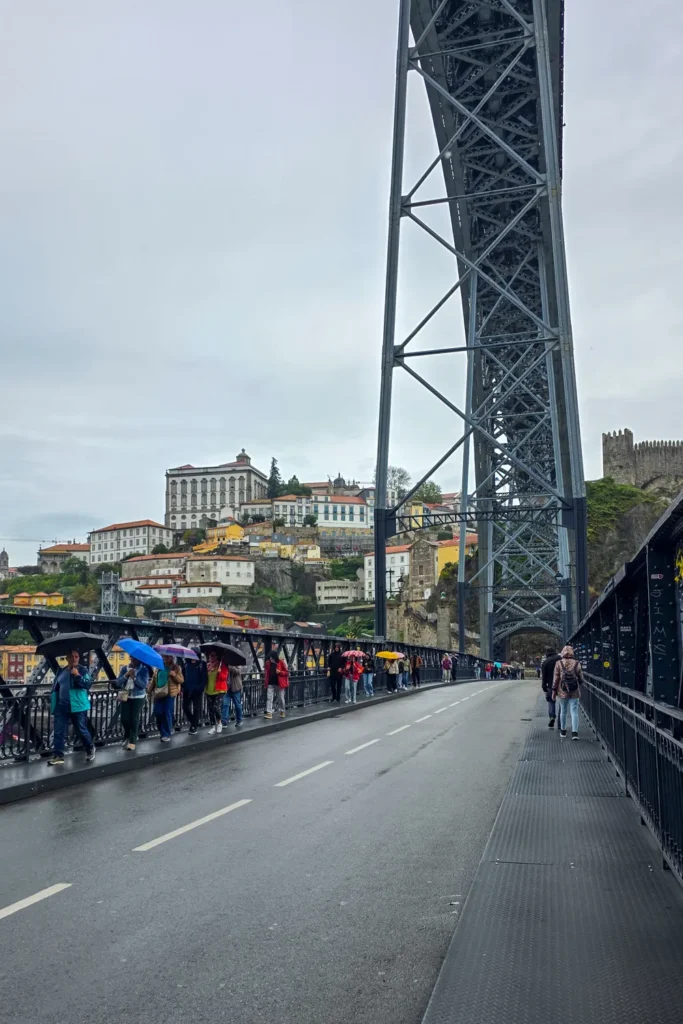 Camino Portugués #3: Mooie ontmoetingen en op naar Porto! | Reisverslag | Camino Portugues 2025 Toeristen op de brug in Porto