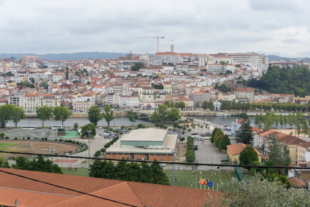 Camino Portugués #2: klimmen, zweten en genieten tussen Tomar en Coimbra | Reisverslag | Camino Portugues 2025 Uitzicht op Coimbra