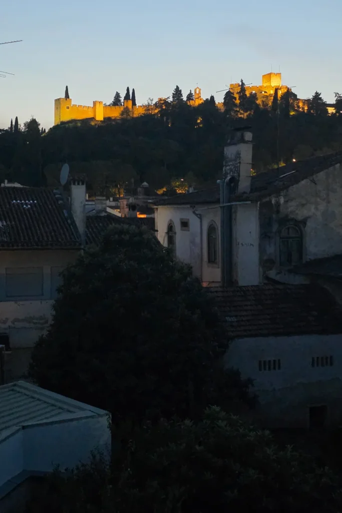 Camino Portugués #1: Alleen starten in Lissabon | Reisverslag | Camino Portugues 2025 Uitzicht vanuit mijn hotelkamer in Tomar