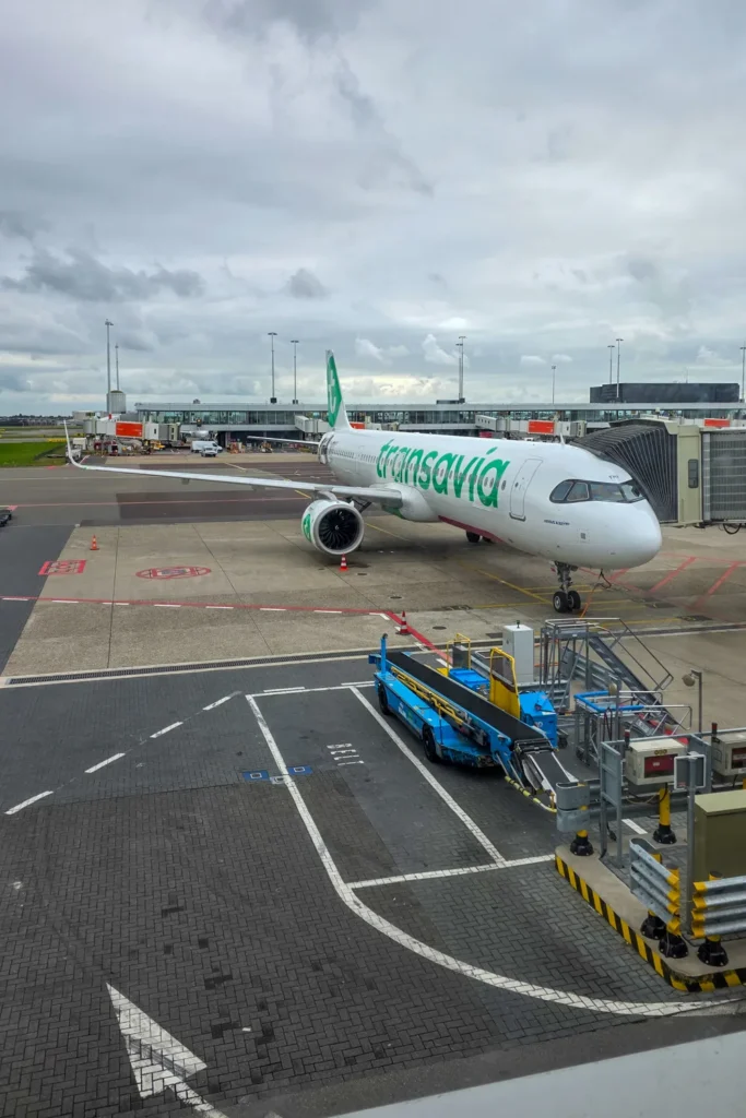 Camino Portugués #1: Alleen starten in Lissabon | Reisverslag | Camino Portugues 2025 Vliegtuig van Transavia op Schiphol