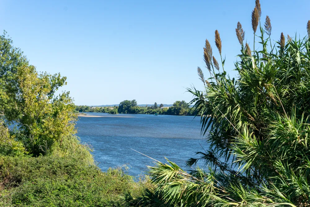 Camino Portugués #1: Alleen starten in Lissabon | Reisverslag | Camino Portugues 2025 Wandelen over de dijk langs de Taag