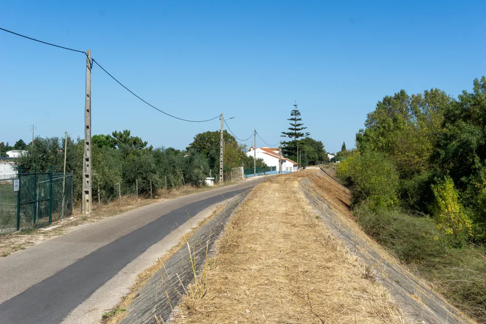 Camino Portugués #1: Alleen starten in Lissabon | Reisverslag | Camino Portugues 2025 Wandelen over de dijk langs de Taag