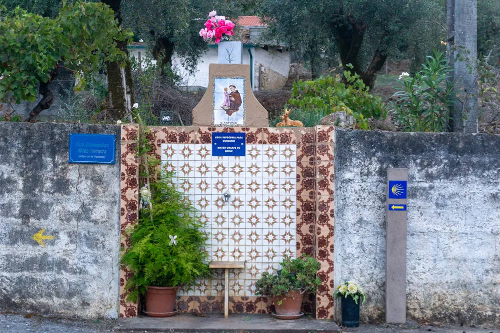 Camino Portugués #2: klimmen, zweten en genieten tussen Tomar en Coimbra | Reisverslag | Camino Portugues 2025 Waterfontein langs de Camino Portugues