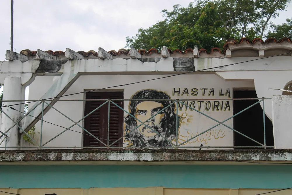Valley of Vinales: 8 tips for the green heart of Cuba | Cuba Che Guevara mural in Vinales