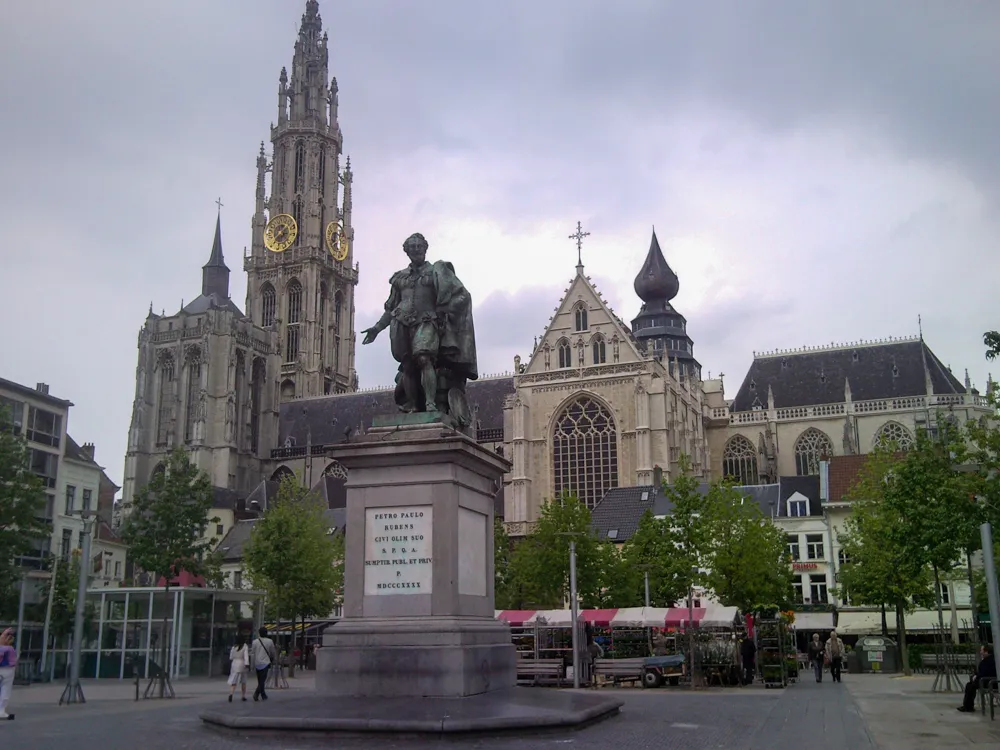 15 Antwerpen tips: de leukste bezienswaardigheden voor een stedentrip | België De kathedraal in Antwerpen achter het beeld van Rubens